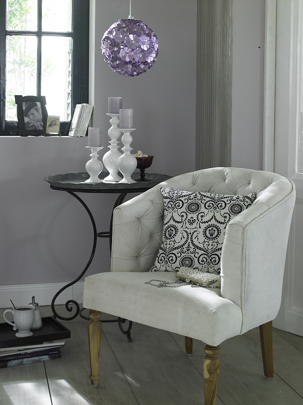 配有靠垫的白色精致椅子和配有花瓶的边桌图片下载