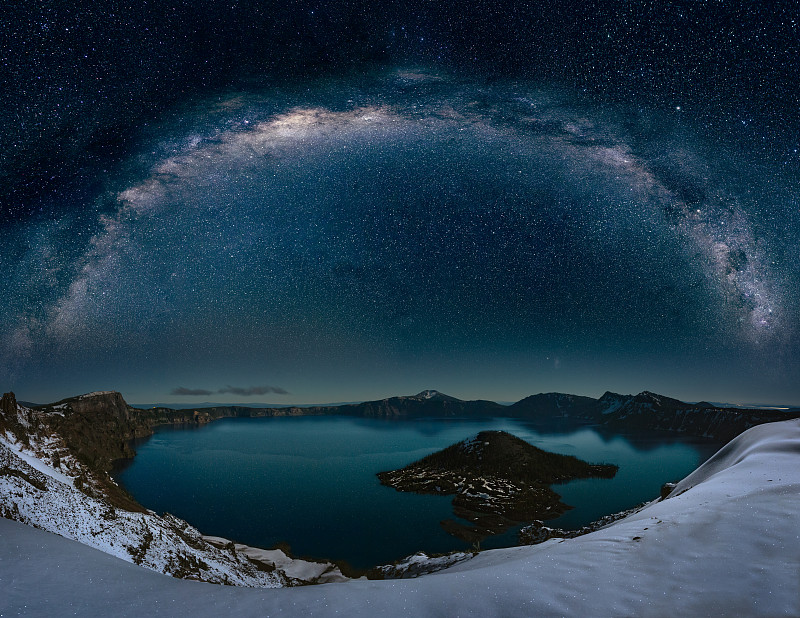 火山口湖与银河图片下载