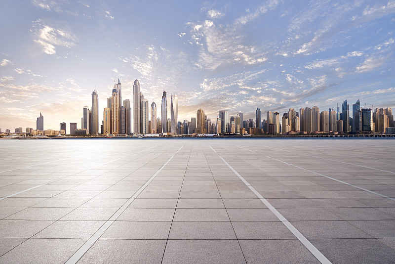 逆光下的迪拜CBD摩天大楼和广场光效果图片下载