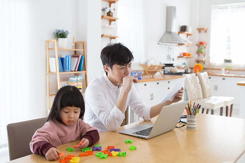 韩语，父亲，女儿，孩子照顾，孩子照顾爸爸，家庭工作(业务)图片素材
