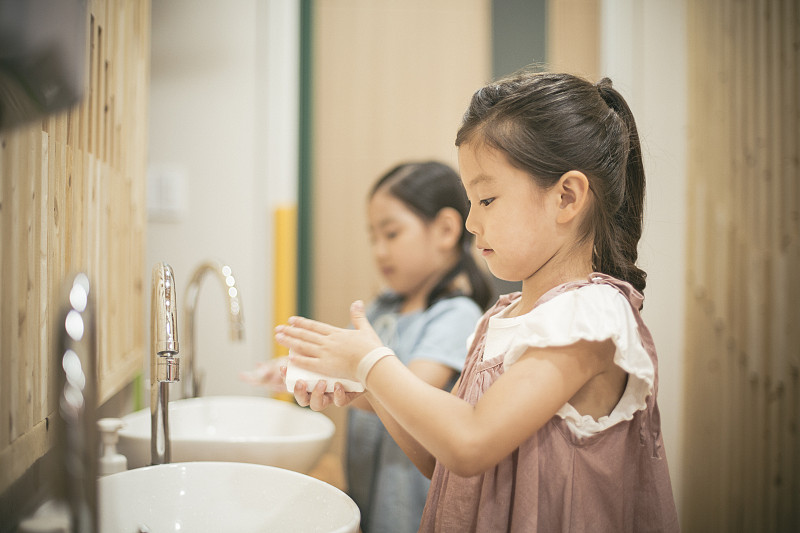 学龄前儿童用肥皂洗手照片摄影图片下载