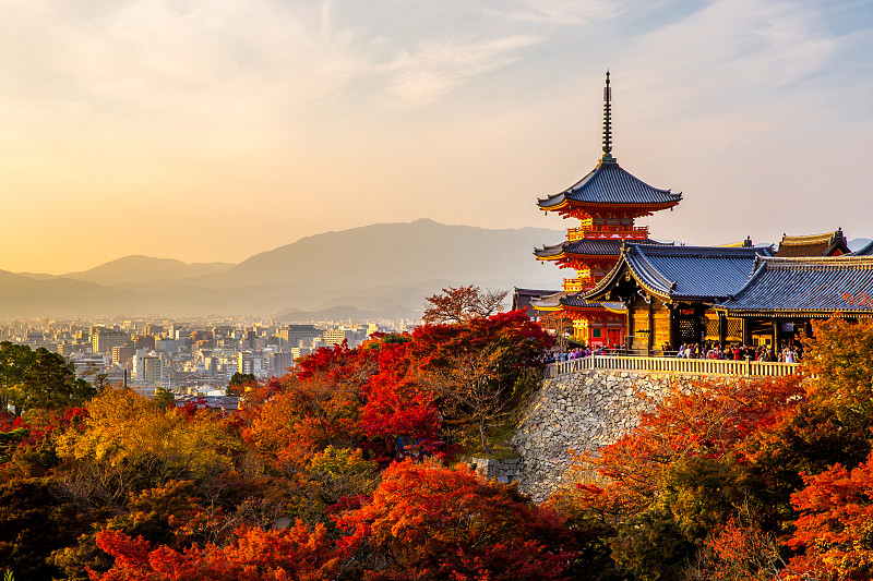 日本京都清水寺红叶季黄昏图片下载