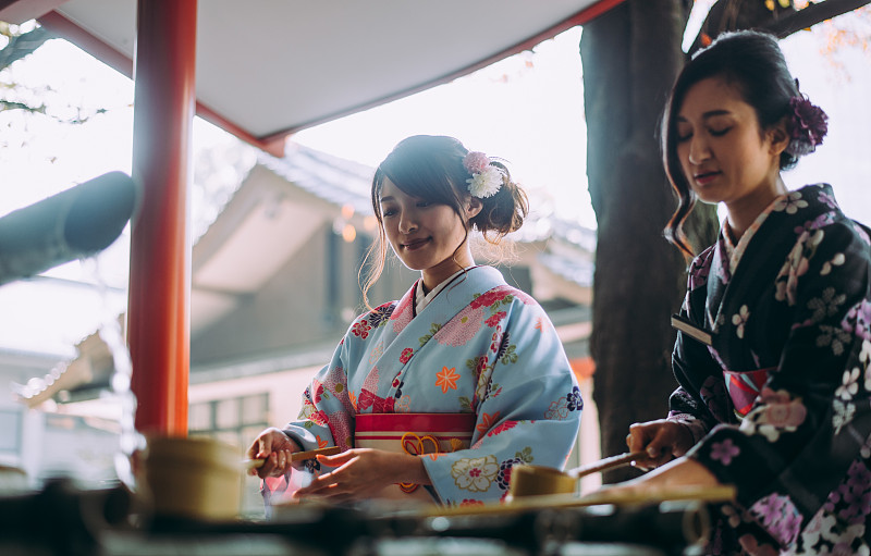 两个日本女孩穿着和服的传统服装，生活方式图片下载