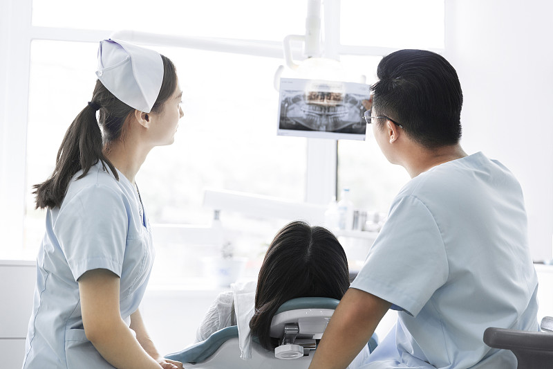 医生、护士和病人在牙科诊所图片下载