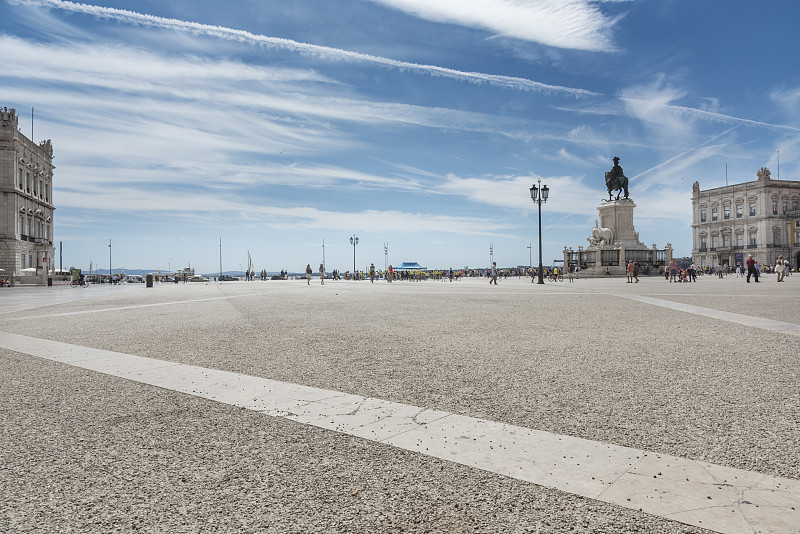 后板显示一个开放的广场与纪念碑和宏伟的建筑在里斯本，葡萄牙图片素材