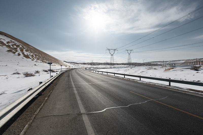 冬季的沙漠戈壁公路图片素材