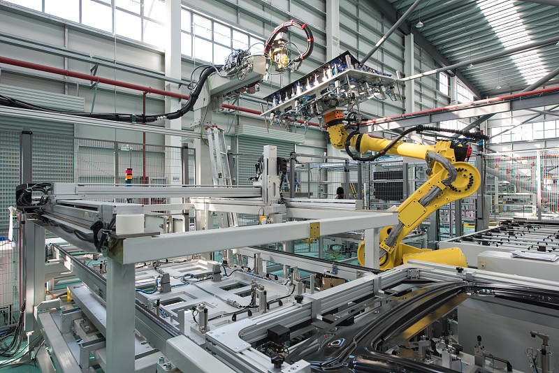 现代工业4.0工业机器人手臂胶机生产线图片素材