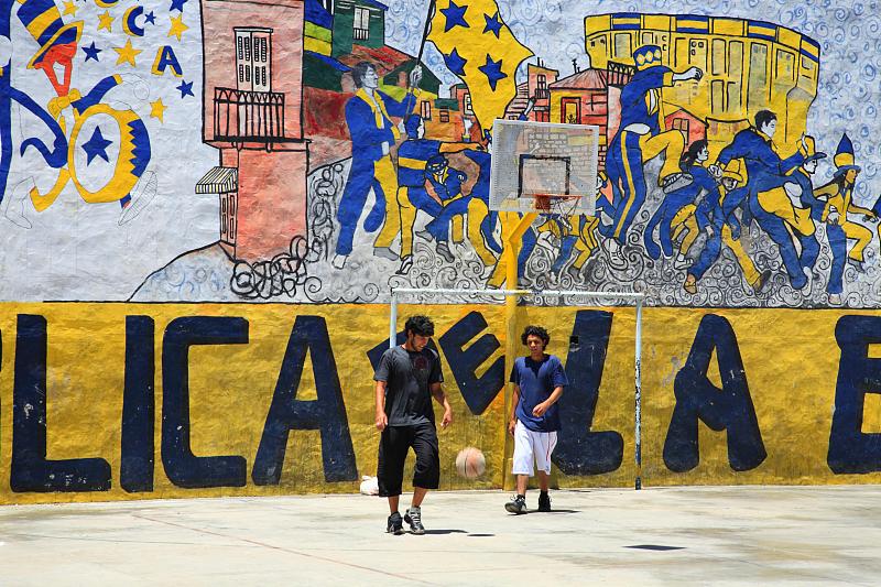 阿根廷，布宜诺斯艾利斯，拉博卡，青少年在街头打篮球图片下载