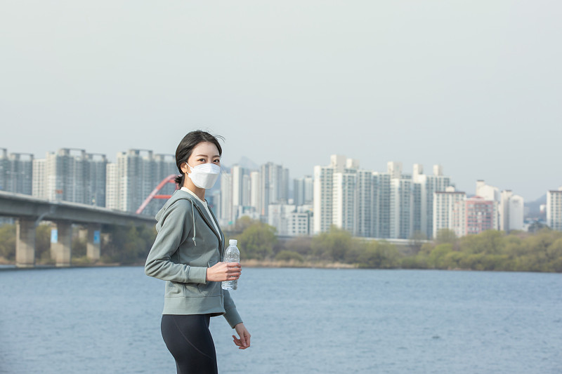 女人，面具，空气污染，天气，疼痛，咳嗽，皱眉，走路图片素材