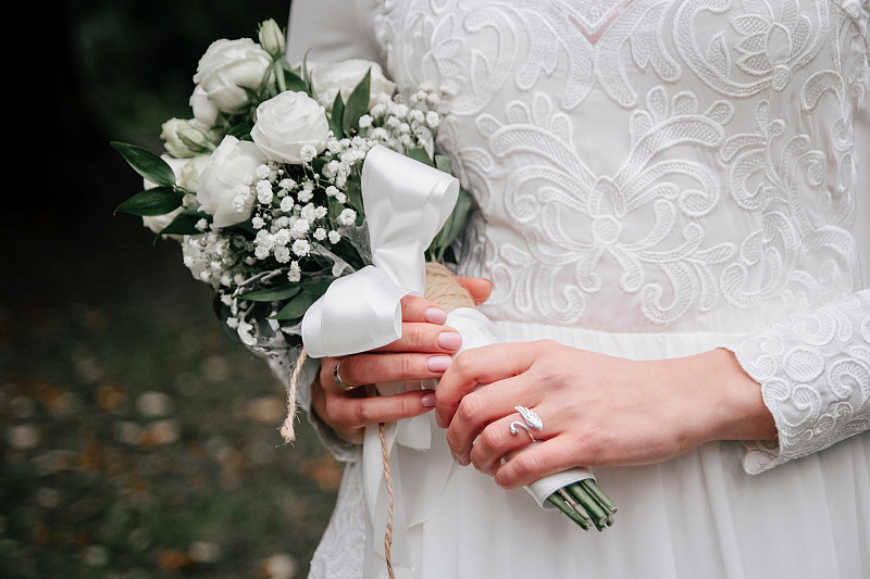 美丽的婚礼花束玫瑰和桉树枝在新娘的手中图片下载
