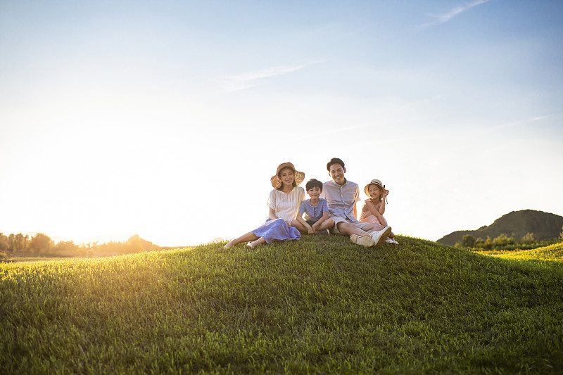 年轻家庭在草地上图片下载