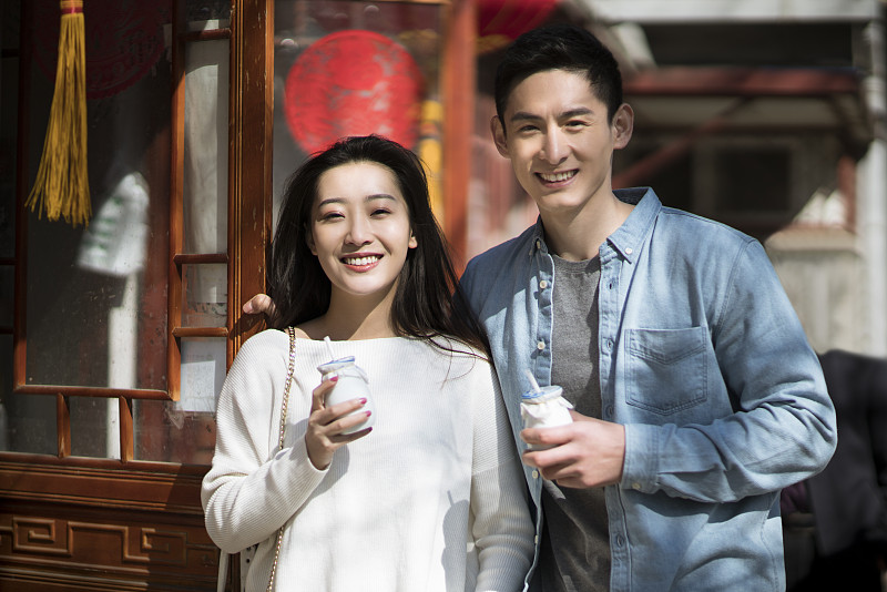 年轻情侣在北京胡同旅游图片下载
