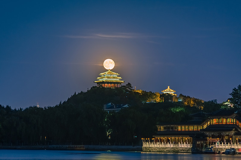 北京夏季景山公园月亮升起图片下载
