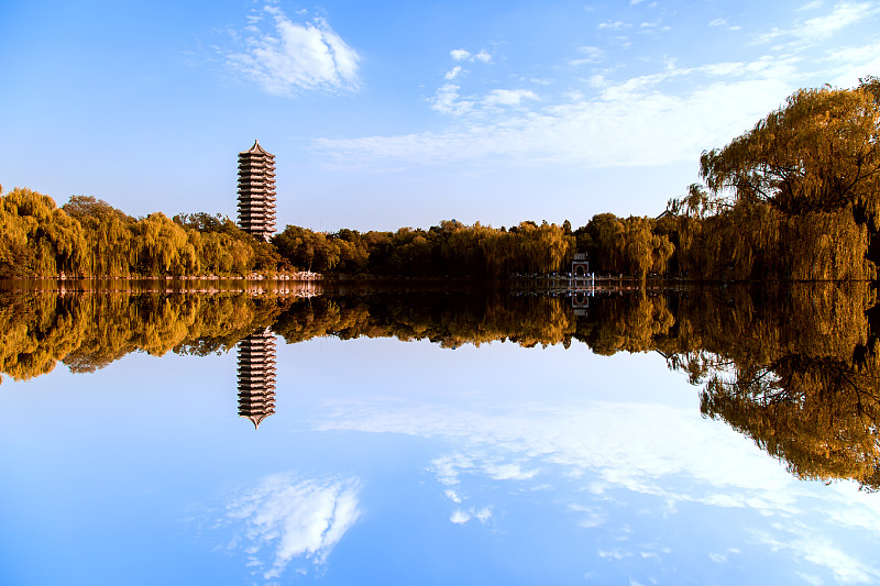 北京大学未名湖畔的博雅塔图片