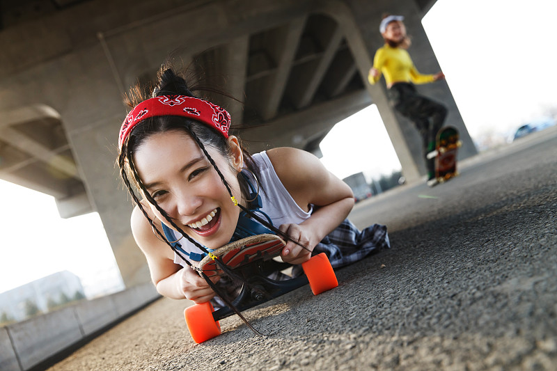 玩滑板的青年女人图片素材