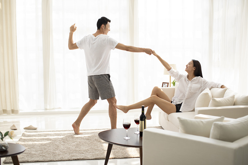 年轻情侣在客厅跳舞图片下载