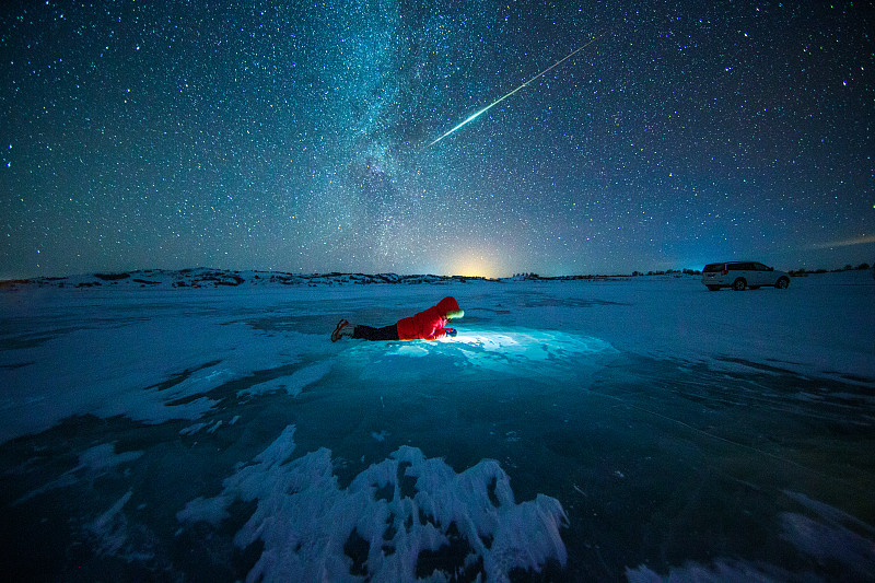 冰湖上空的流星图片下载