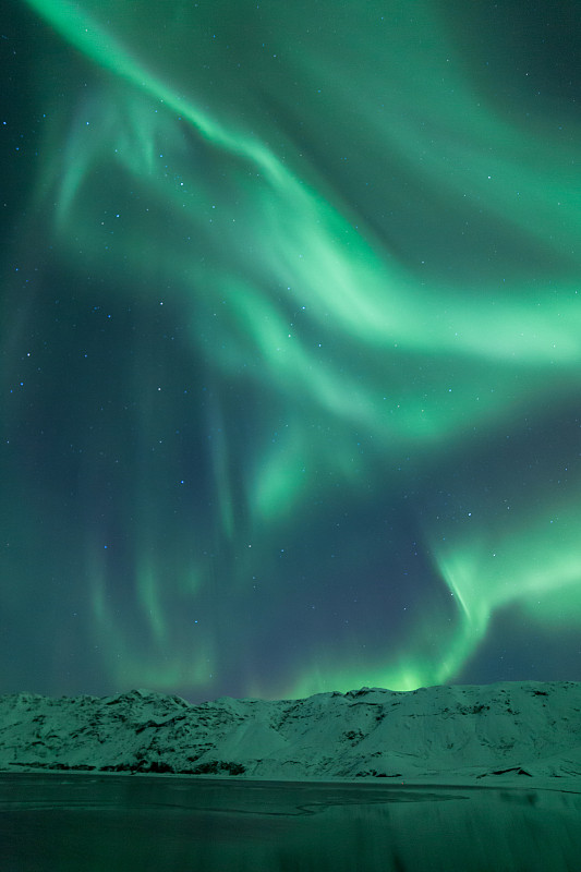 冰岛雷克雅斯市克莱法瓦特湖上的北极光图片下载