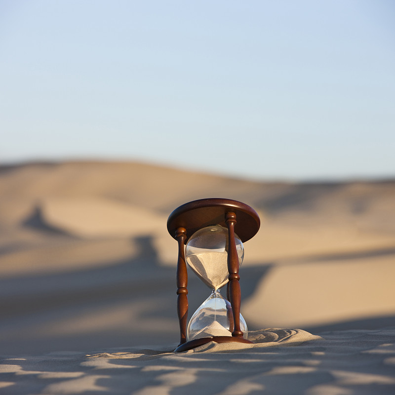 美国，犹他州，小撒哈拉，沙漏埋在沙漠的沙子里图片下载