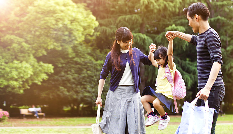 在东京的夏天，一家人在户外散步图片下载