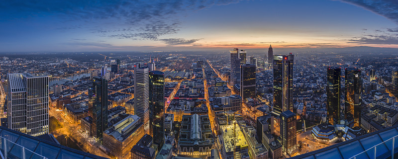 德国，法兰克福，俯瞰日落时灯火通明的城市图片下载