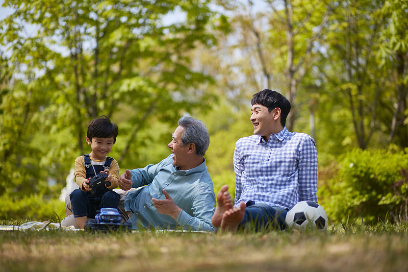 爷爷、爸爸和孙子去野餐图片素材