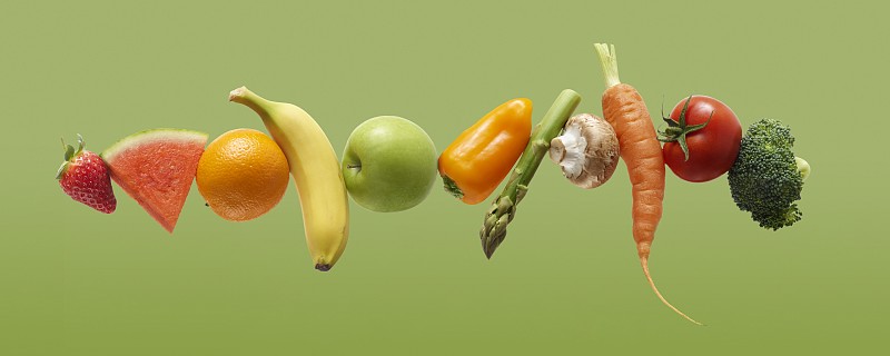 新鲜水果和蔬菜排成一排图片下载