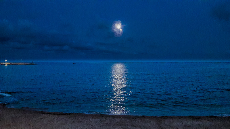 夜晚天空映衬着大海的风景图片素材