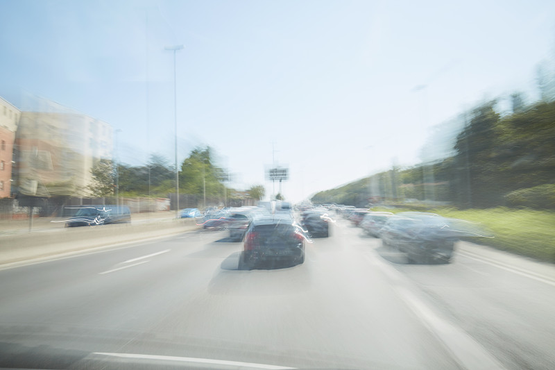 在高速公路上驾驶的汽车上，透过挡风玻璃向前看图片下载