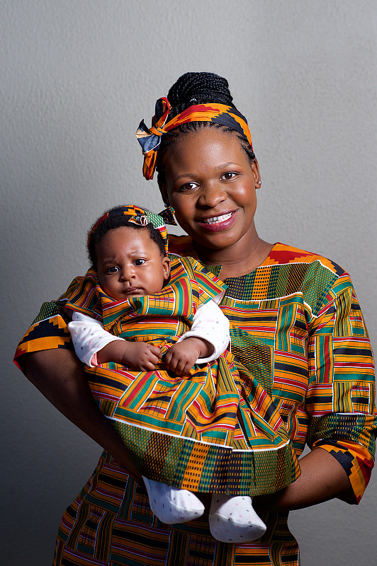 正式的非洲文化传统家庭部落服装母亲和婴儿的女儿图片下载