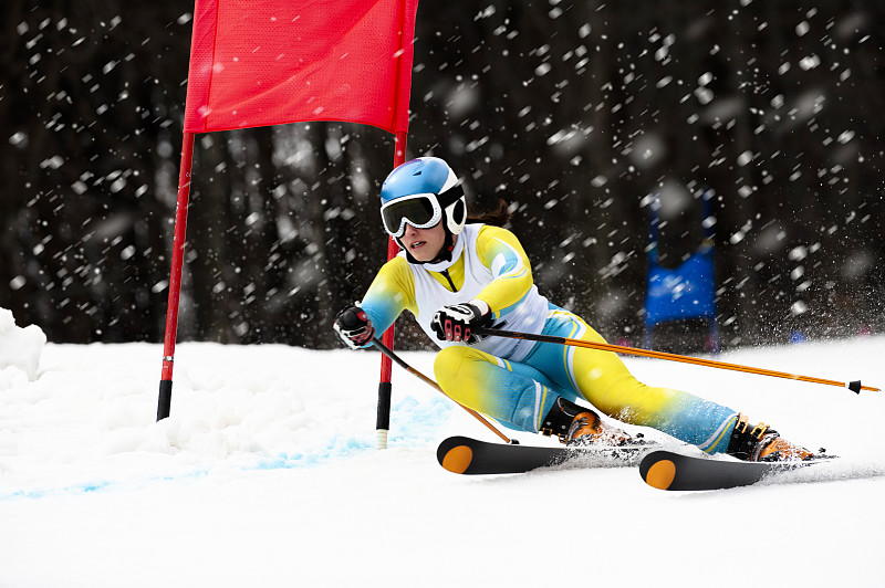 雪上大回转滑雪练习中女滑雪者的正面视图图片下载