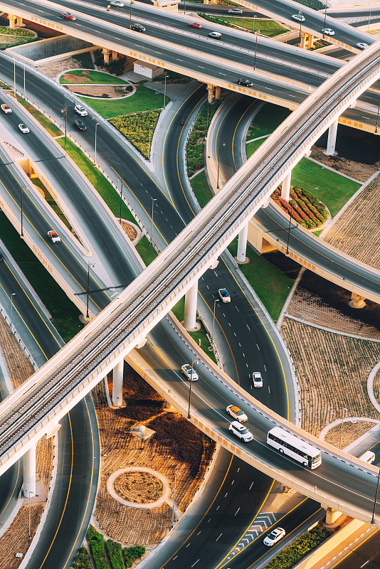 大的高速公路立交鸟瞰图与交通在迪拜，阿联酋图片下载
