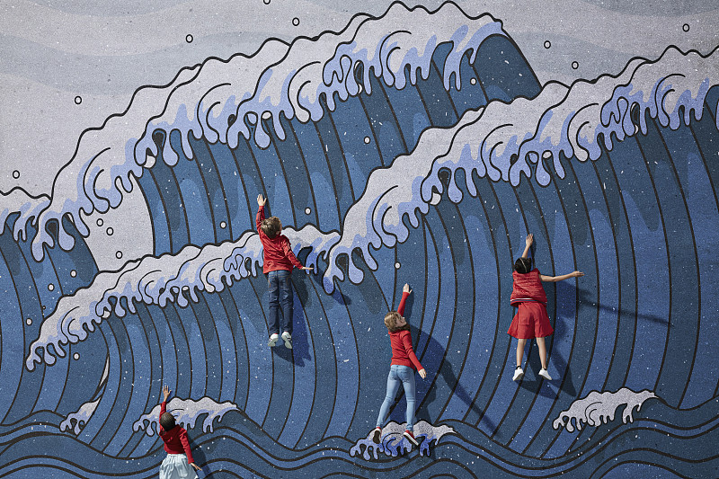 孩子们在想象的波浪中游泳图片素材