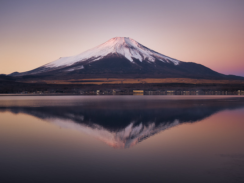日出时的富士山映在山中湖中图片下载