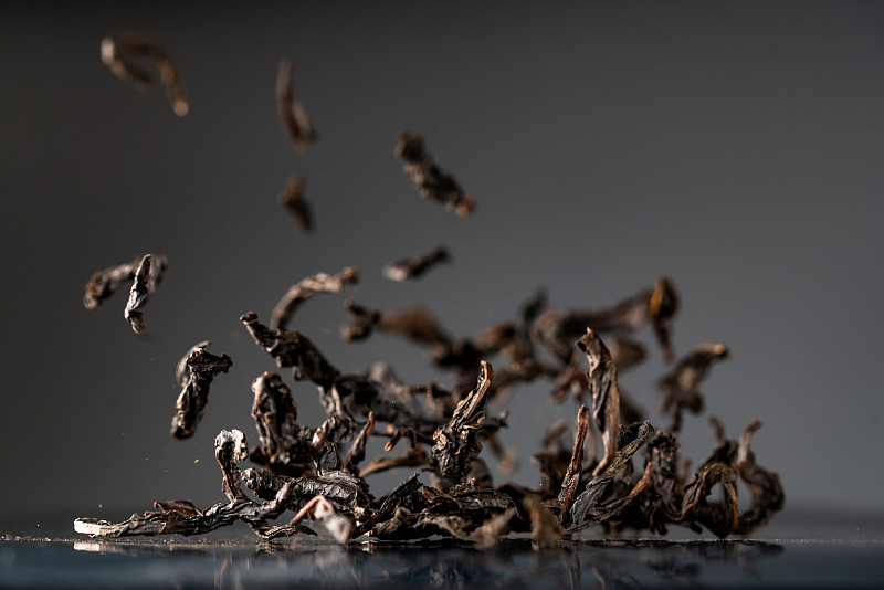 红茶叶舞蹈捕捉与高速同步图片素材