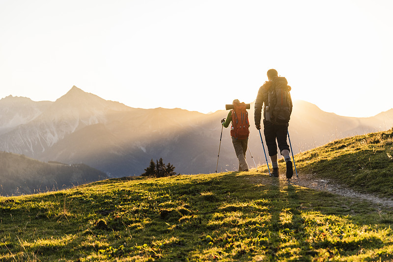一对夫妇在奥地利的山上徒步旅行图片下载