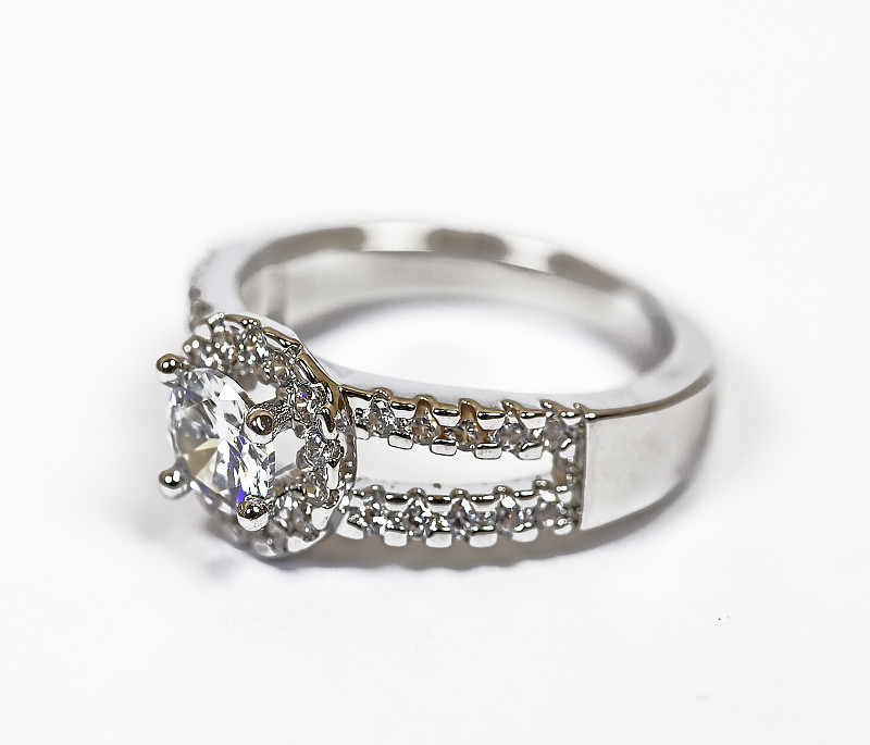 钻石订婚戒指的特写图片下载