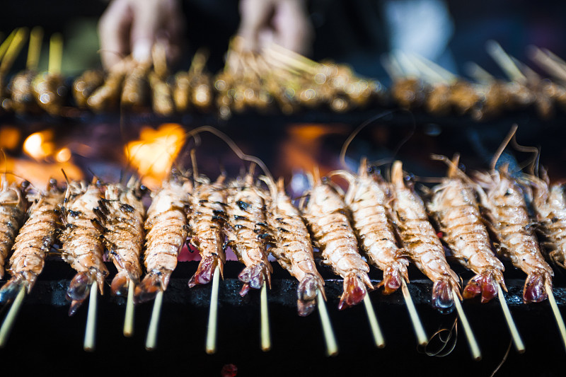 在新加坡的街头小吃市场做沙嗲虾图片素材