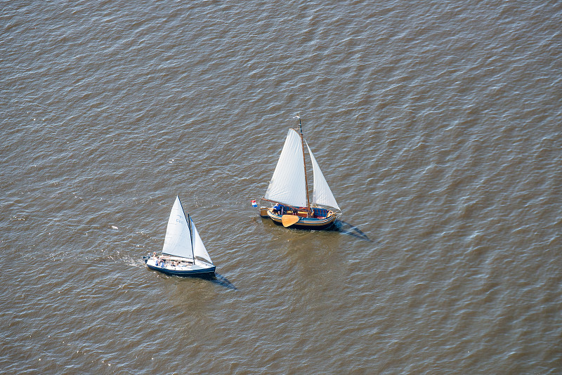 高角度的帆船在海上图片素材