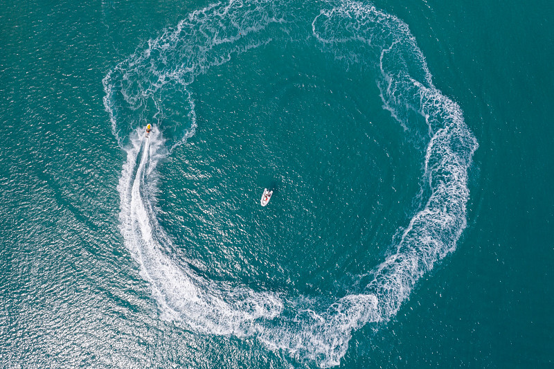 清澈的海洋和喷射艇的鸟瞰图图片素材