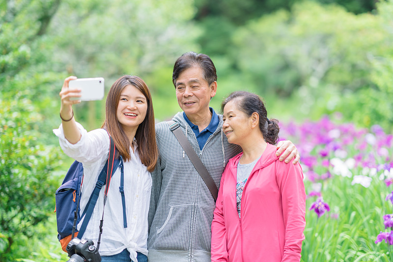 幸福的家庭用智能手机在大自然中自拍图片下载