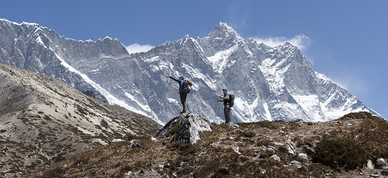 尼泊尔，昆布Solo，珠穆朗玛峰，在定伯车徒步旅行的登山队图片下载