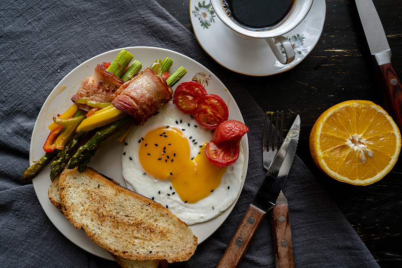 自制健康早餐:吐司、煎蛋、培根卷和咖啡图片下载