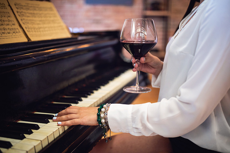年轻的女钢琴家喜欢演奏和喝酒图片下载