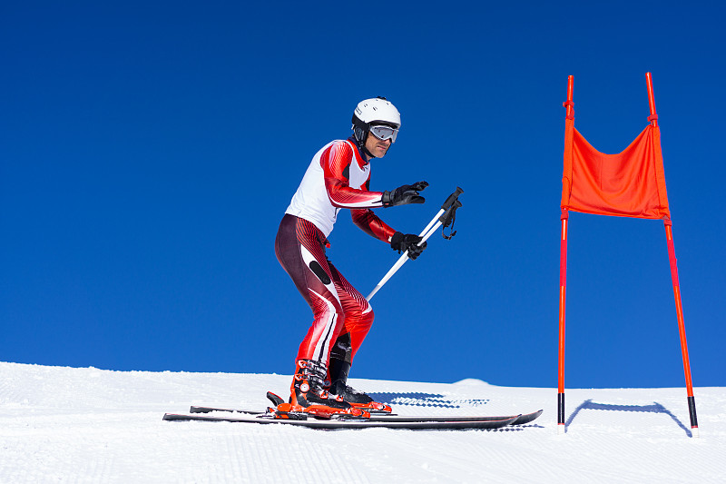 专业滑雪者在比赛期间集中考察晴空图片下载