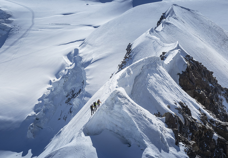 雪山上的登山者图片下载