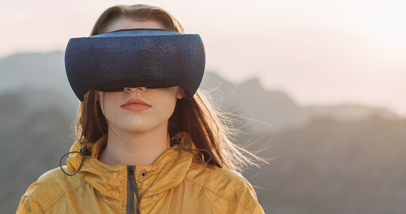 探索虚拟现实的女人。现代虚拟现实耳机图片下载