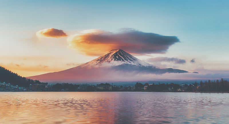 从日本山梨县川口湖看富士山。富士山和川口湖的日出，秋天季节在日本富士山图片下载