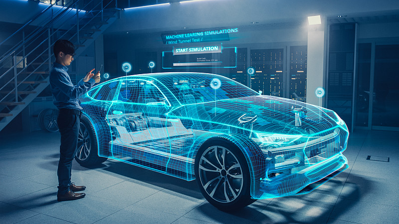 汽车工程师使用增强现实的数字平板电脑进行汽车设计分析和改进。3D图形可视化显示充分开发的汽车原型分析和优化图片素材