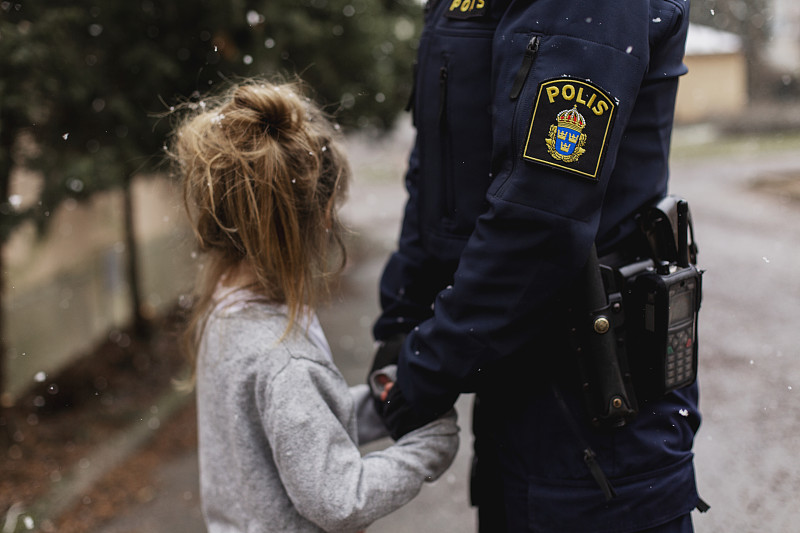 女警察拥抱女儿图片下载